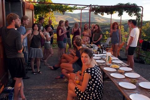 Manger dehors sur la grande terrasse