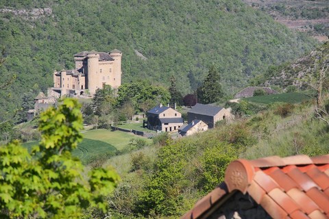 Le gite de Cabrières avec son chateau